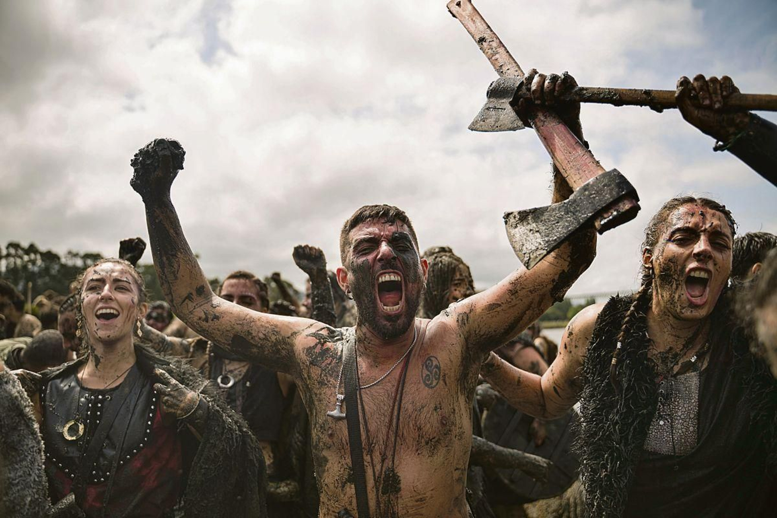 Una pareja de vikingos tras el desembarco en la desembocadura del Ulla muestra las hachas (reales) para intimidara a los lugareños.