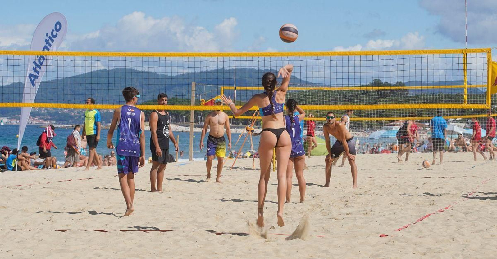 Sacar de la mejor manera es muy importante en el voley playa; una mala recepción del rival asegura un punto.