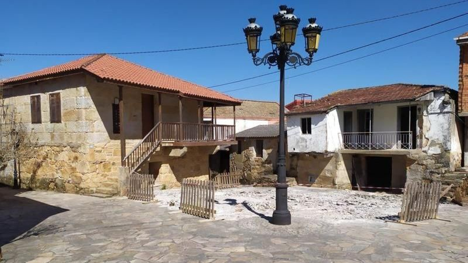 La Plaza de la Verdura de A Merca ya está en obras.