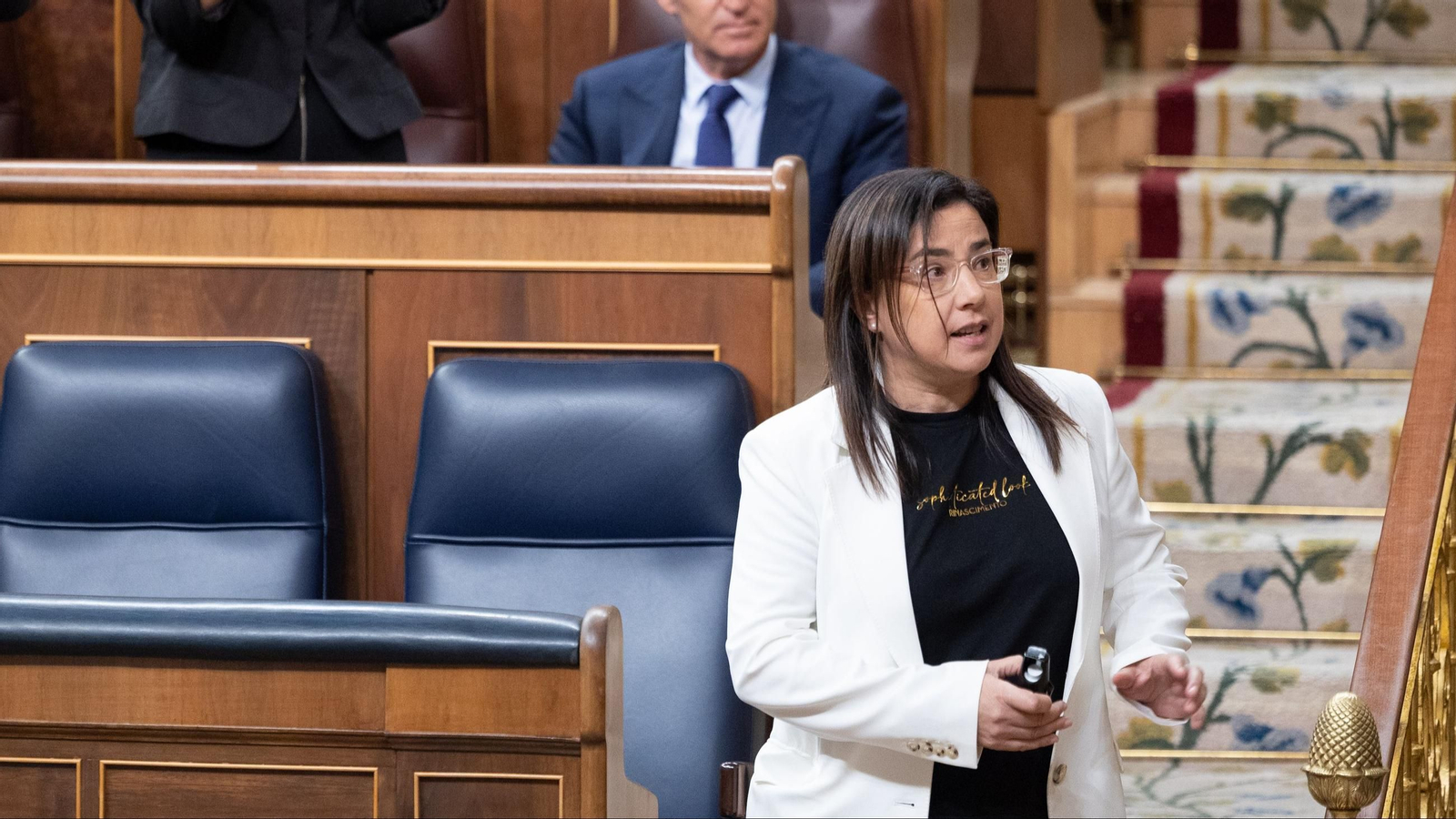 La diputada del PP, Ana Vázquez, tras ser expulsada por llevar un bote de gas pimienta durante una sesión de control al Gobierno.