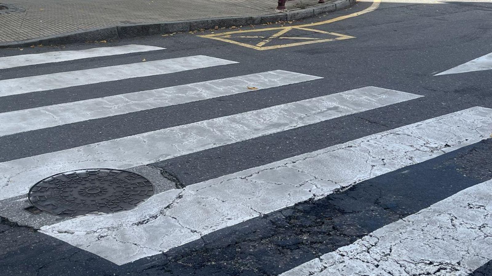 Paso de peatones en mal estado.