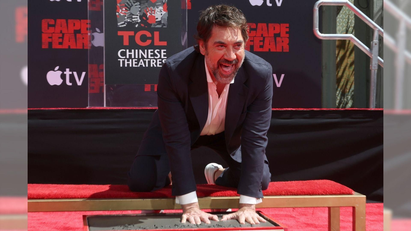 Javier Bardem puso sus manos en el cemento durante una ceremonia en el Teatro Chino de Hollywood