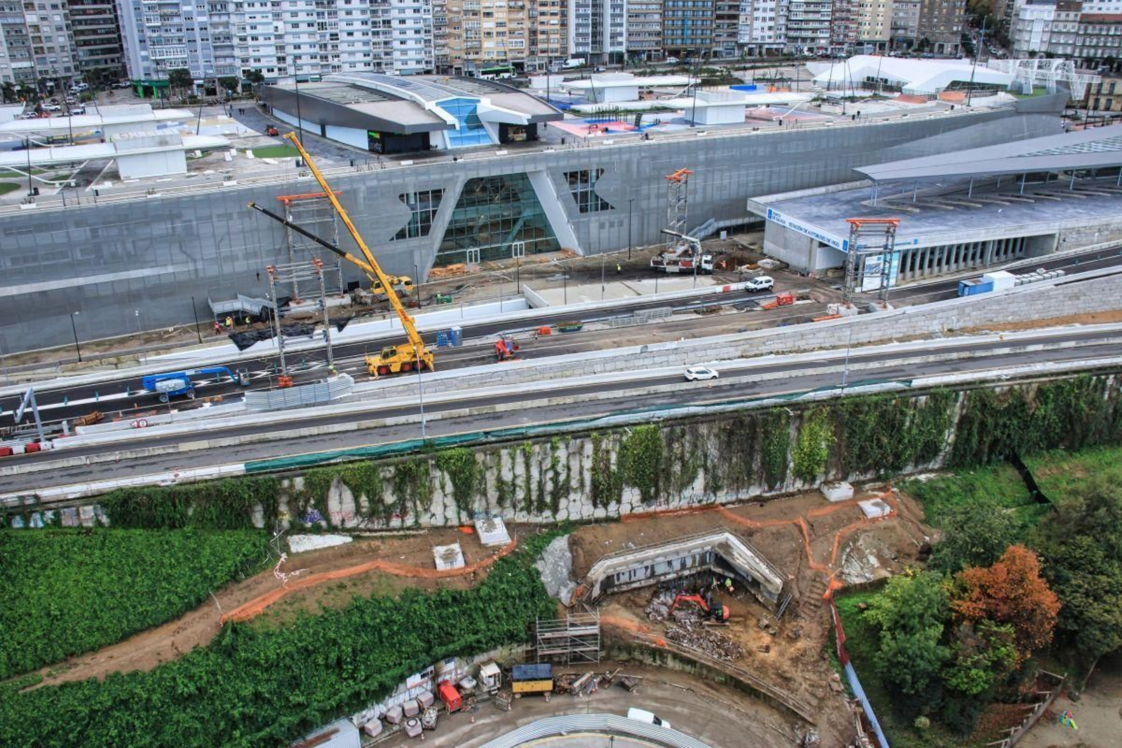 Los apeos para sostener la pasarela semicircular del Halo, ya situados junto a Vialia.