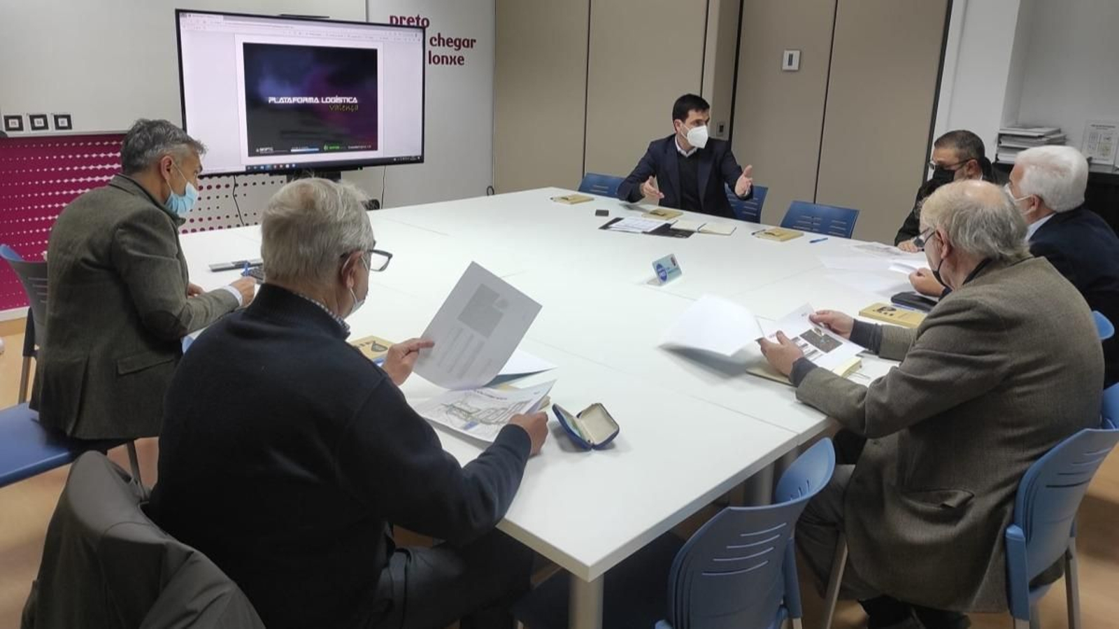 La reunión de los representantes del polígono de Valença con empresarios de Puxeiros.