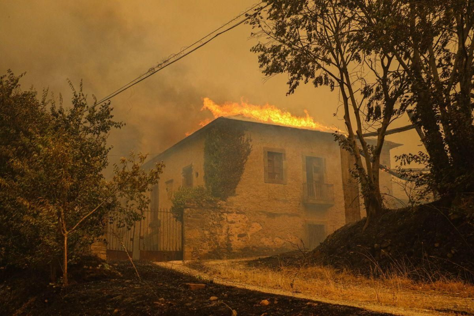 Casa ardiendo en las afueras de Petín.