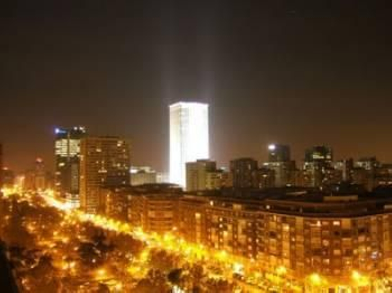 La Torre Picasso iluminada
