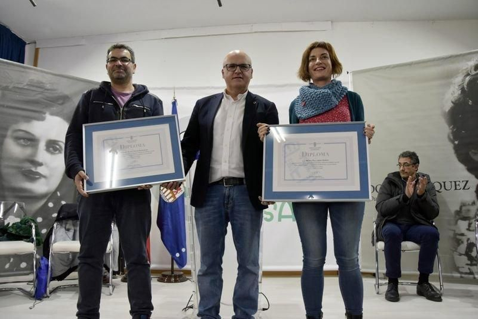 Manuel Baltar, entre los premiados Rafa Vilar y María Villarino.