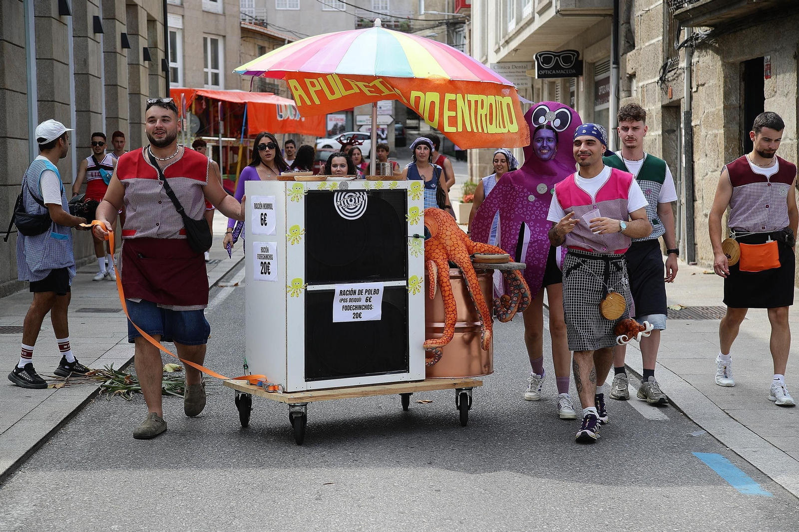 Galería | A troula e a retranca triunfan no Entroido Quente de Maceda