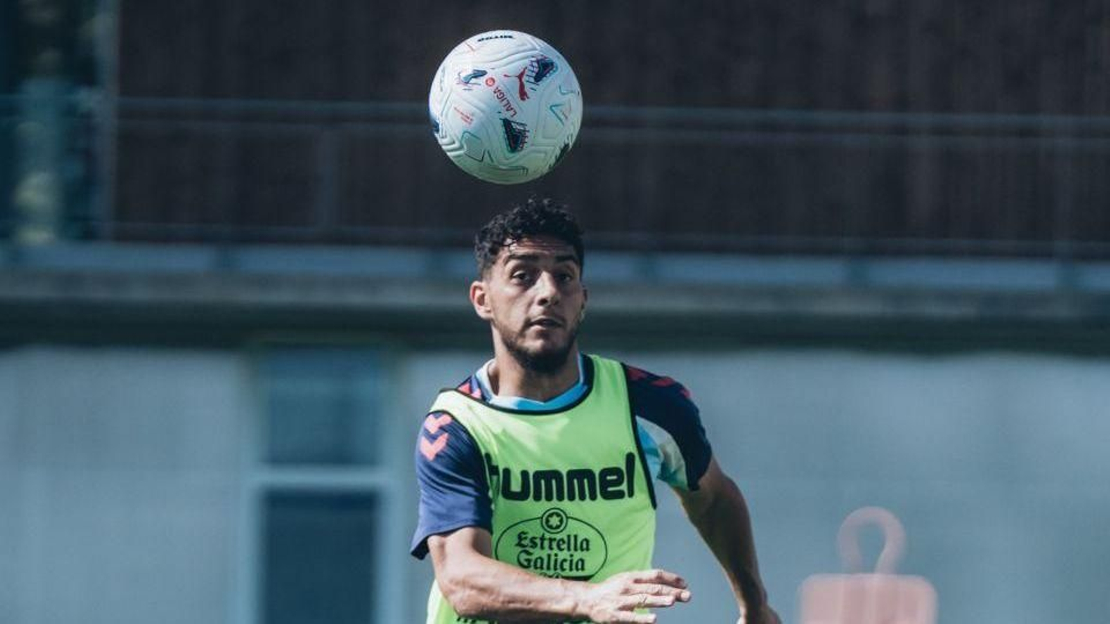 El uruguayo Sebastian Cáceres, durante un entrenamiento en la Cidade Deportiva Afouteza, en Mos.
