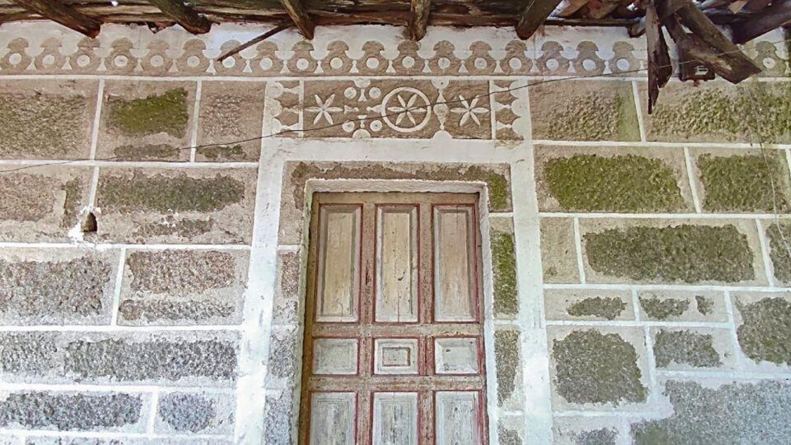 Cenefa en forma de blonda con adornos y ruedecillas celtas (hexapétalas) en Piñeira Seca, Xinzo (MAR LÓPEZ SOTELO)