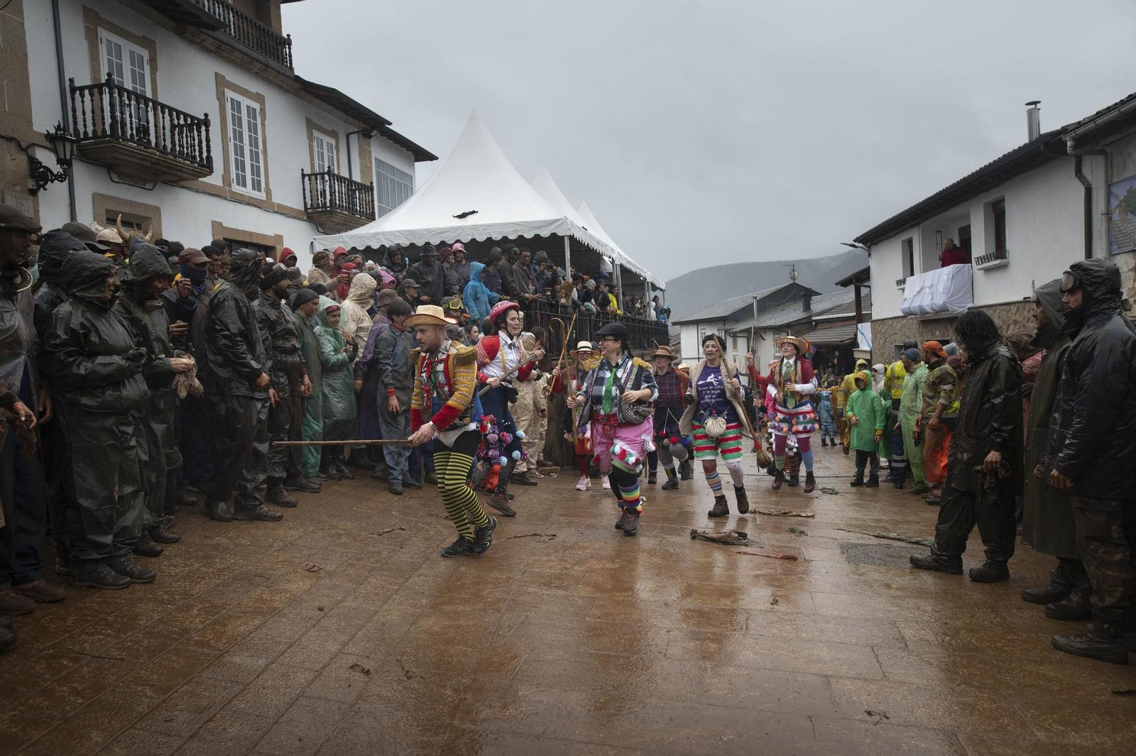 Galería | La farrapada conquista Laza antes de la salida de los Peliqueiros