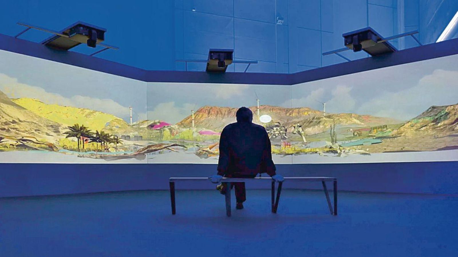 Un hombre observa el vídeo del proyecto “Tuvalu Metaverse”.