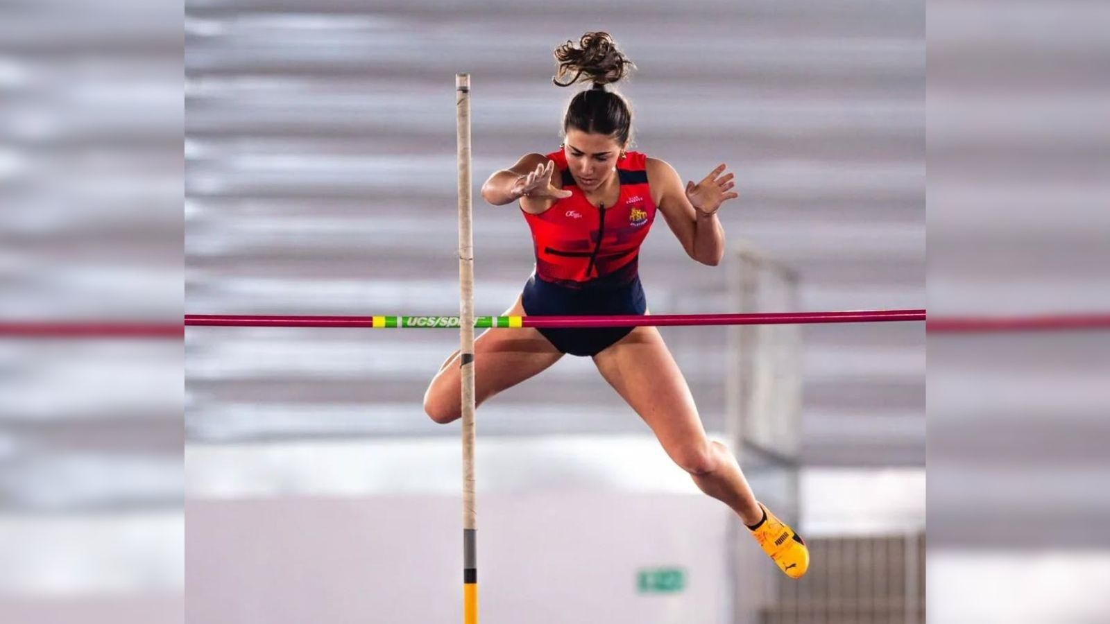 Manuela Blanco, en acción, durante un concurso de pértiga.