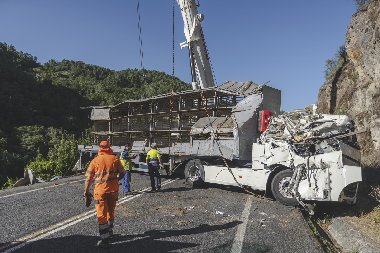 Los operarios retiran el tráiler de la N-120.