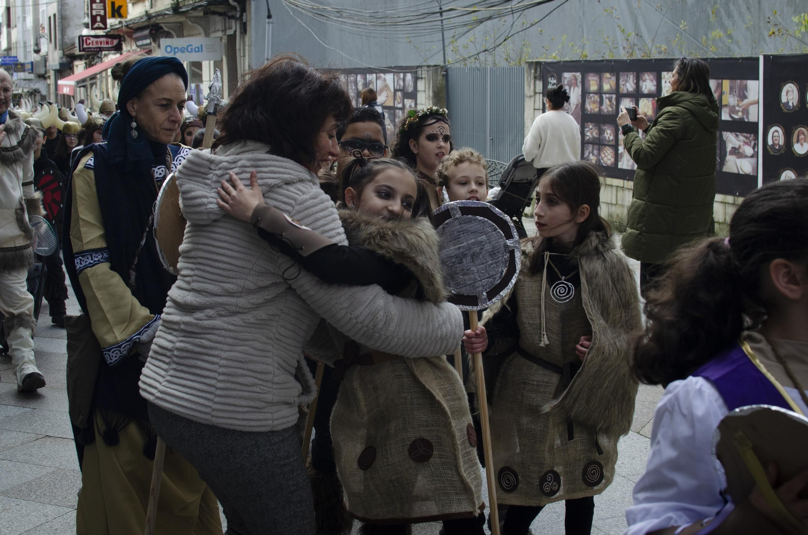 Galería | Las calles de Carballiño se llenan de color con el desfile escolar de Entroido