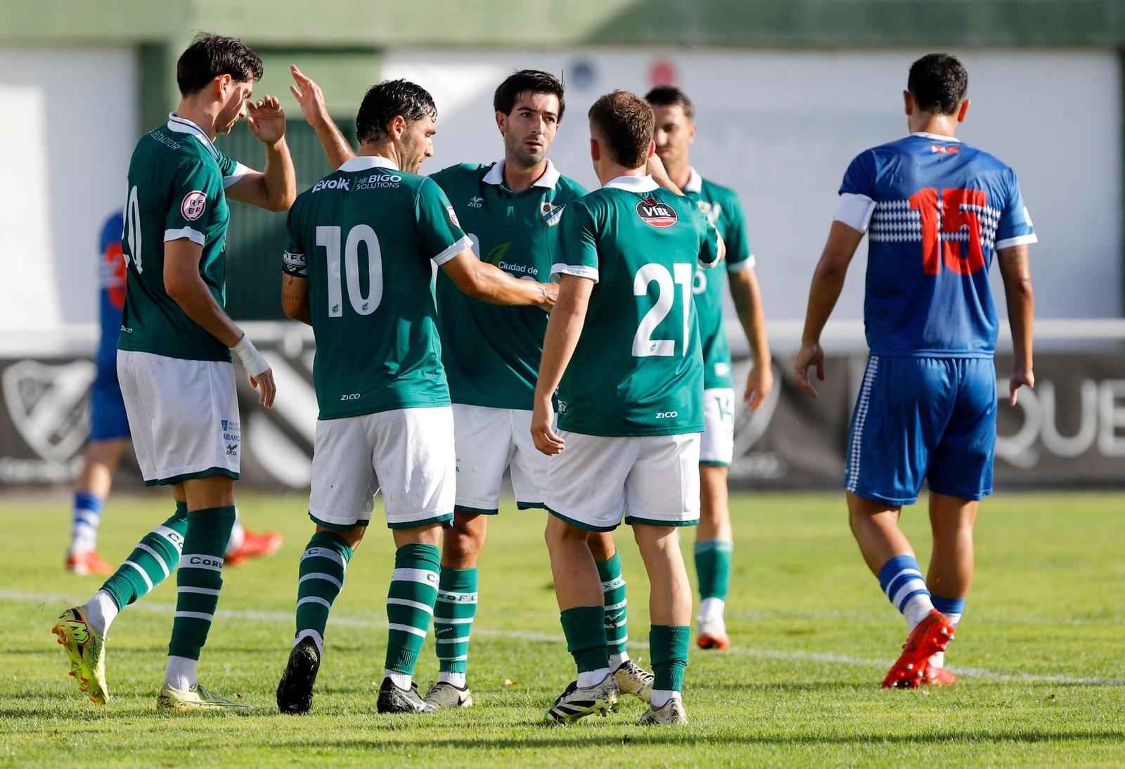 Jugadores del Coruxo celebran un gol en el partido frente al Gran Peña.