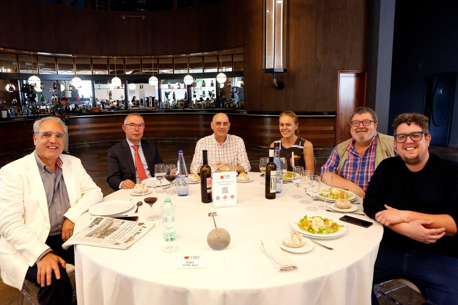 MESA RÍO SALAS.
Benito Iglesias, presidente de la Federación Galega de Empresas Inmobiliarias (Fegein); Lalo Pavón, colaborador de La Región; Juan Da Silva, comercial de La Región; María Salorio, periodista; Rafael García Losada, colaborador de Telemiño, y Brais Iglesias, coordinador de Redacción de La Región.