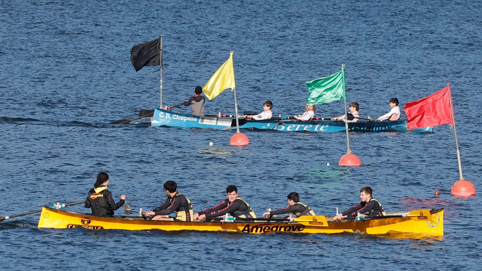 As augas de Chapela viviron onte unha regata de bateis marcada polo sol e a case ausencia de vento, algo pouco habitual no que vai de ano.