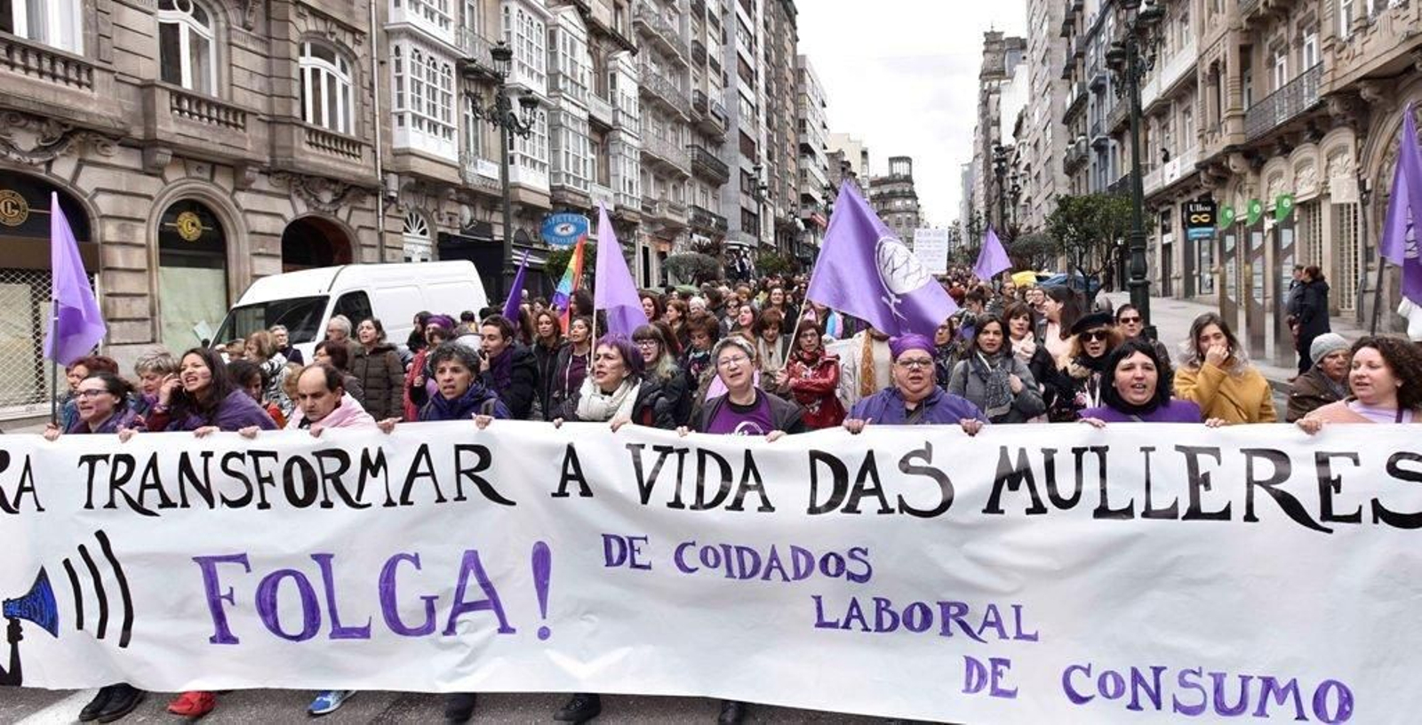 La marcha feminista recorre las calles de Vigo 28