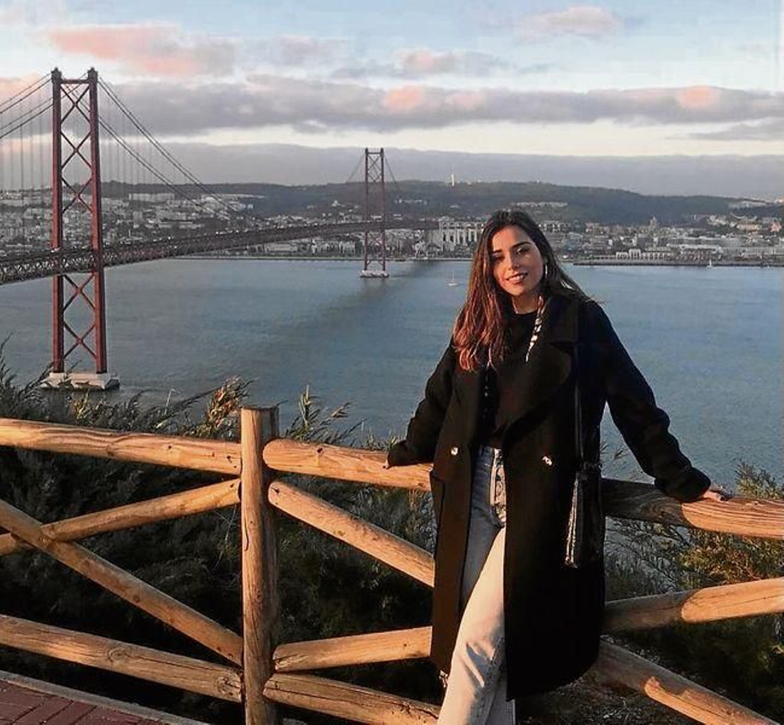 Evelia Álvarez, frente al Puente 25 de abril, en Lisboa.