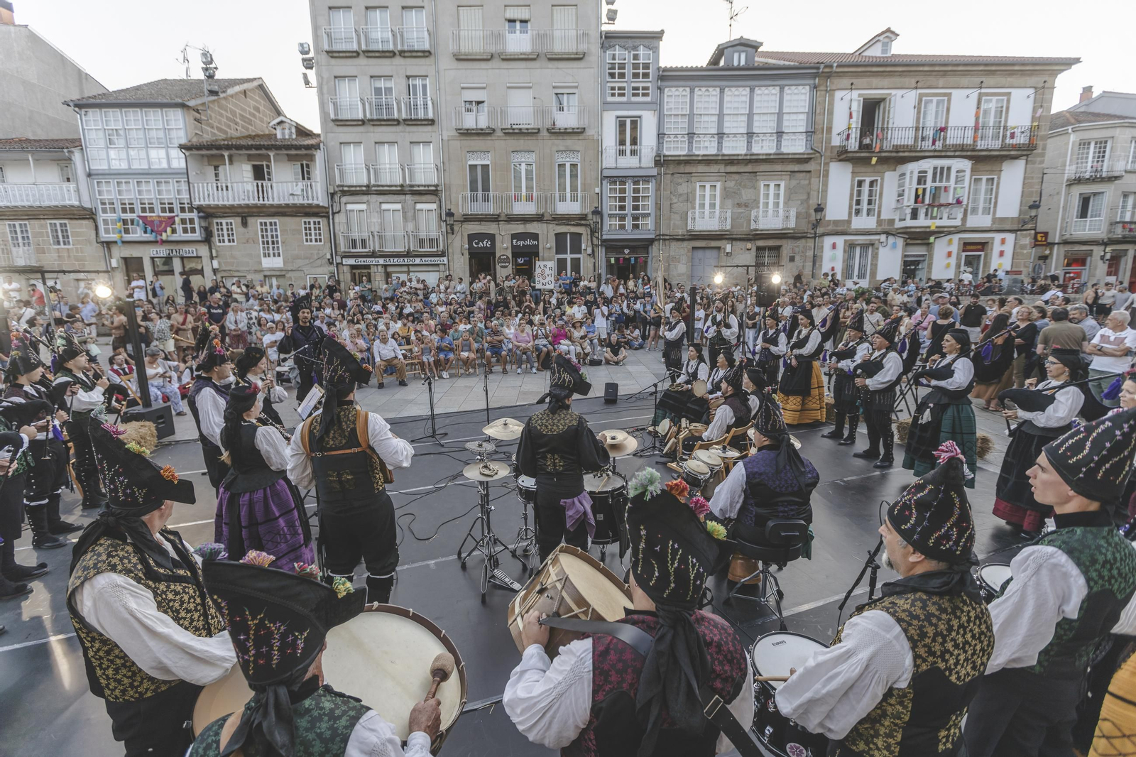 Galería |  Lembranza Ibérica llenó de música las calles de Celanova