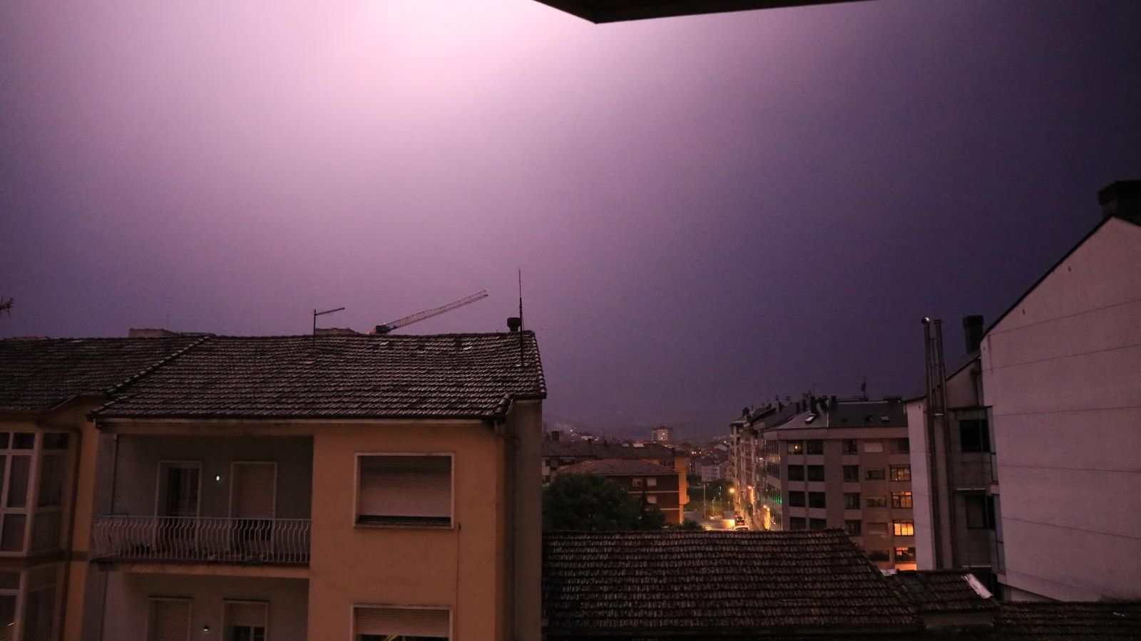 El cielo ourensano, iluminado por los constantes los destellos visibles.