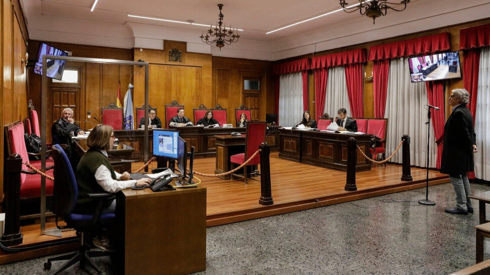 El editor de La Región, en su declaración en la Audiencia Provincial. (Foto: Iago Cortón)