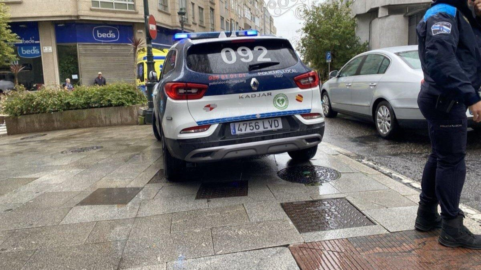 Ambulancia y Policía Local, ayer, poco después del accidente ocurrido en la calle Zaragoza.