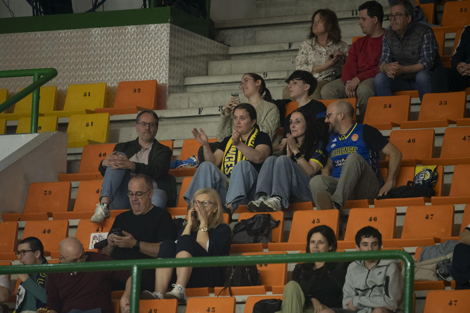 Galería | El Pazo aplaudió a un COB que lo dejó todo ante el Palencia