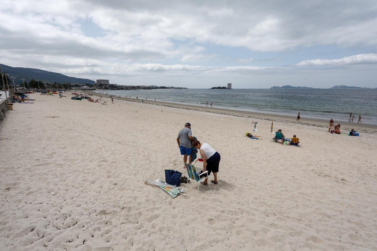 La playa de Samil, a las cuatro de la tarde de ayer, presentaba una estampa inusual en verano.