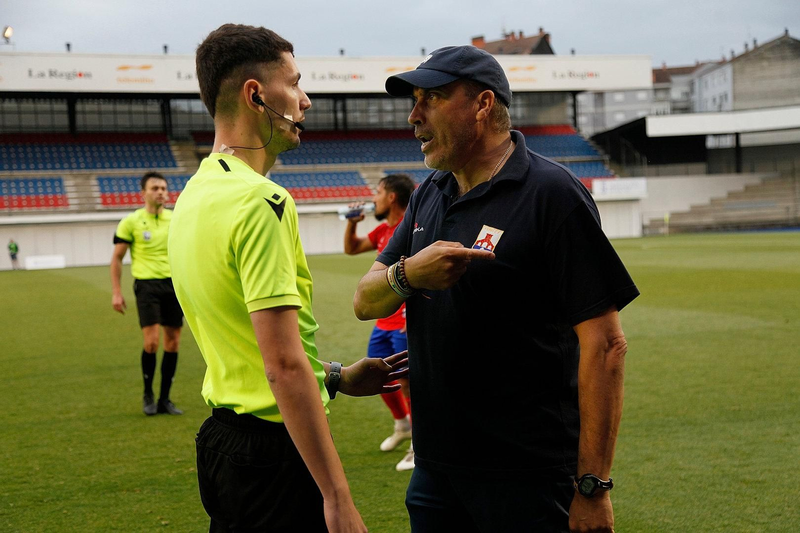 Miguel Sotelo con uno de los árbitros.