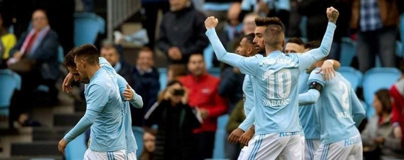 Los jugadores del Celta de Vigo celebran uno de los goles del equipo frente al Eibar