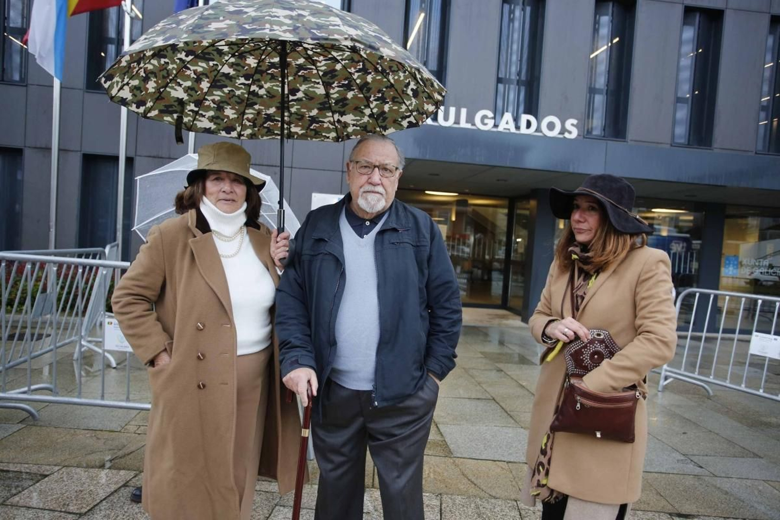 Rosa Neira y José Carlos Fernández-Cervera, padres de Déborah, junto a Rosa, la hermana, a las puertas del juzgado de Tui.