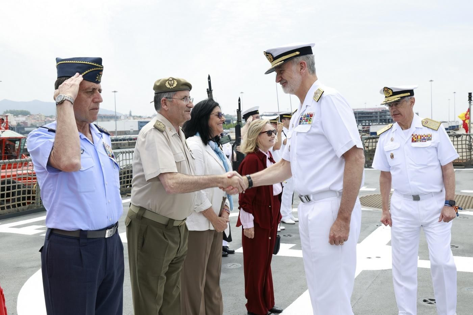 El Rey recibido a su llegada por de mandos de la Armada y de la Defensa.