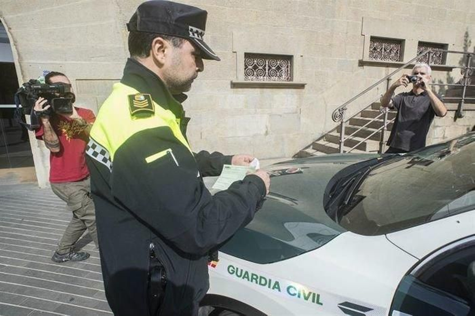 Momento en el que la Policía Local multa al coche de la Guardia Civil estacionado en frente al ayuntamiento.