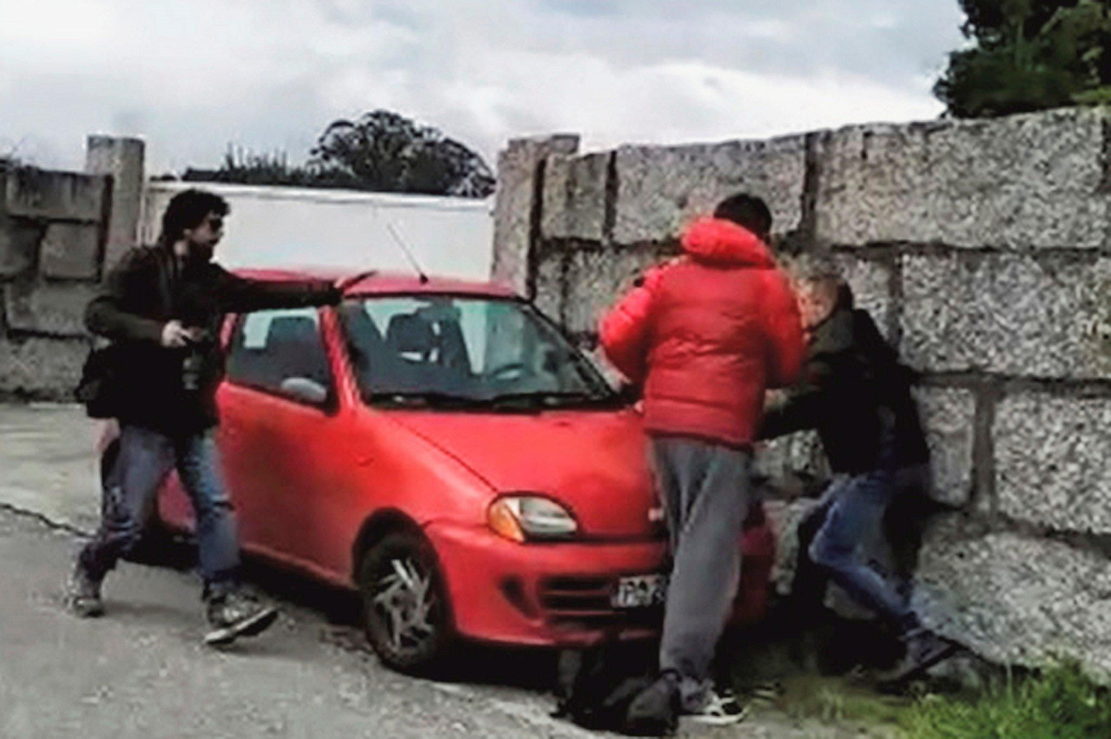 Imagen de vídeo con miembros de la familia encarándose con periodistas ante la vivienda.