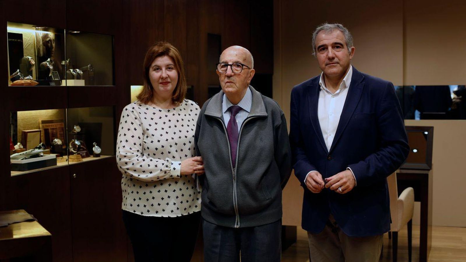 Ourense. 03/03/2020. Reportaje para La Revista a los relojeros y joyeros de El Cronómetro, en Ourense.En la foto María Fernández, Odilo Fernández Saco, Odilo Fernández Fernández.Foto: Xesús Fariñas