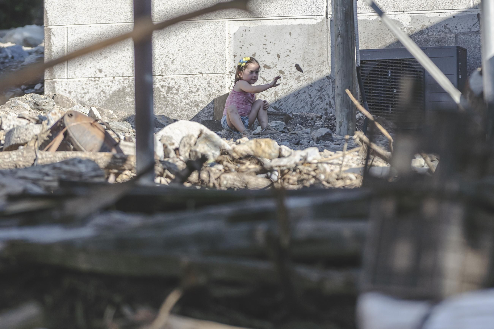 Galería | La huella del desastre dejado por la riada en A Bouza y acentuado por la parálisis, en fotos