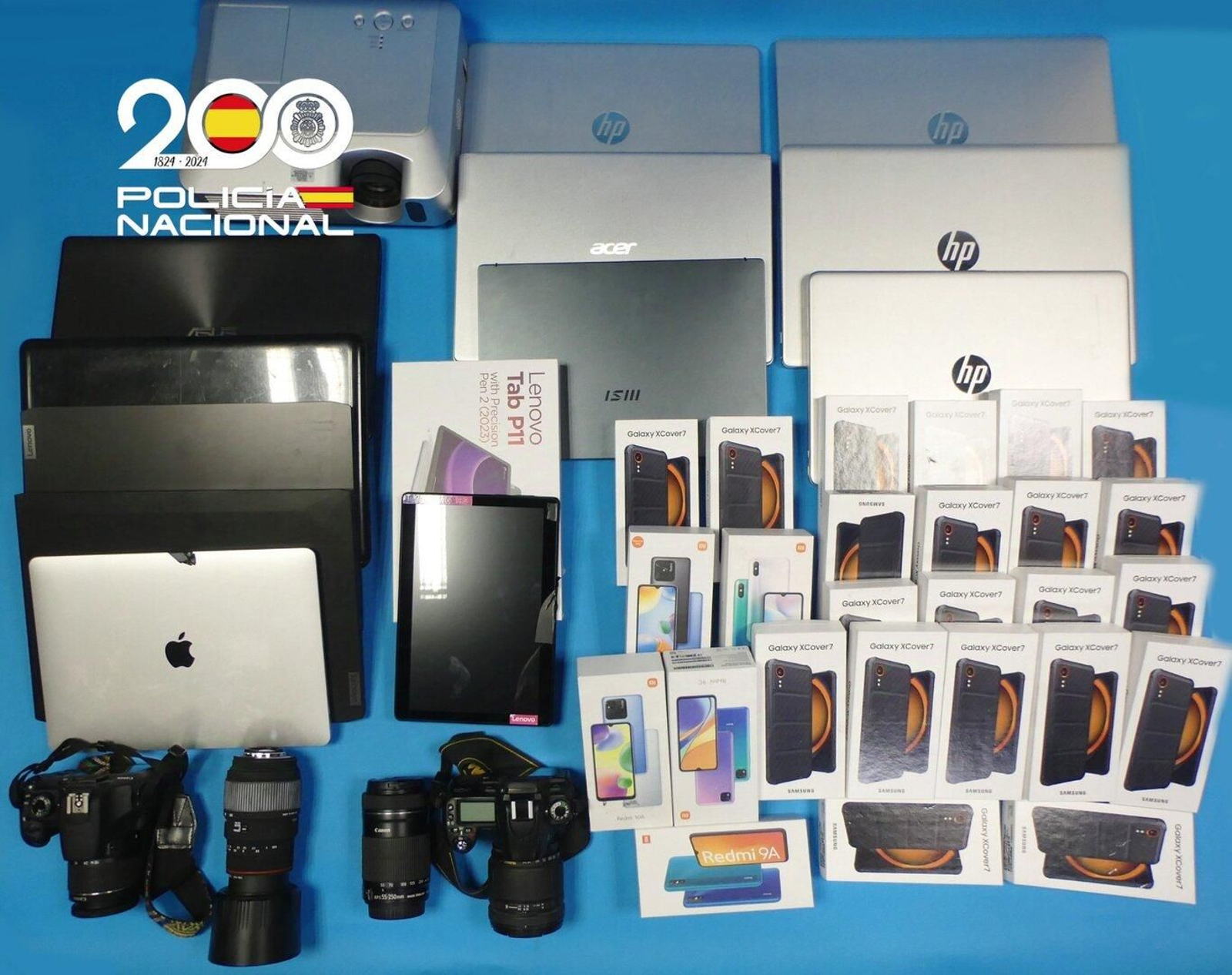 El material informático robado en Teis y que fue recuperado por la Policía Nacional.