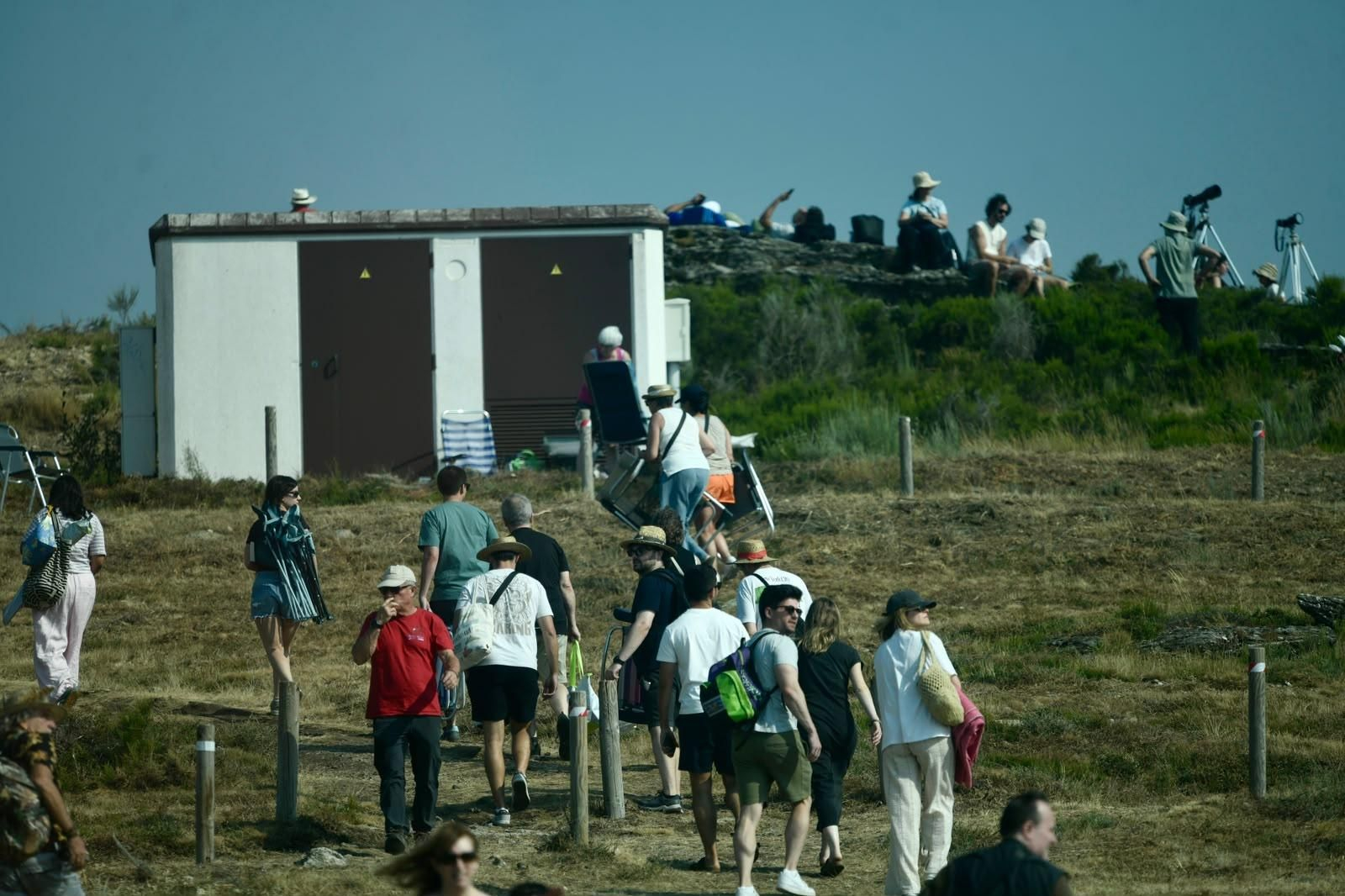 Vecinos y visitantes ultiman los preparativos y toman posiciones en los puntos habilitados para disfrutar de la observación del eclipse solar
