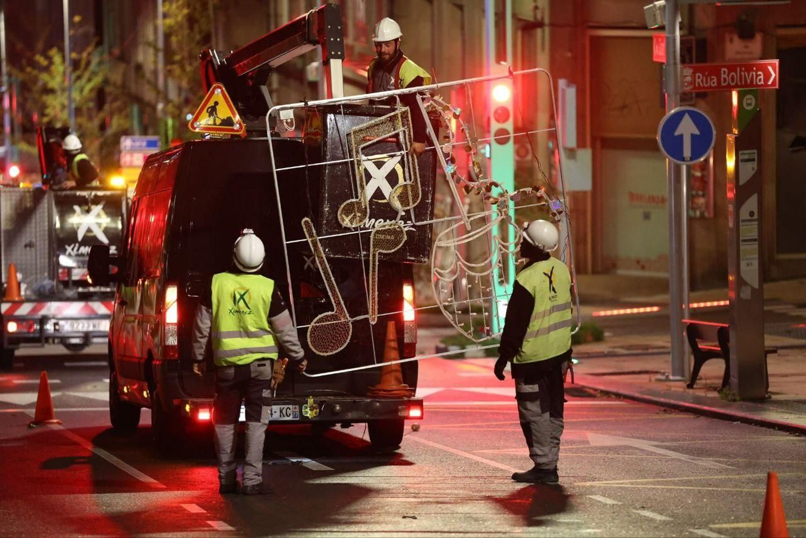 Operarios de la empresa Ximénez colocando las luces.