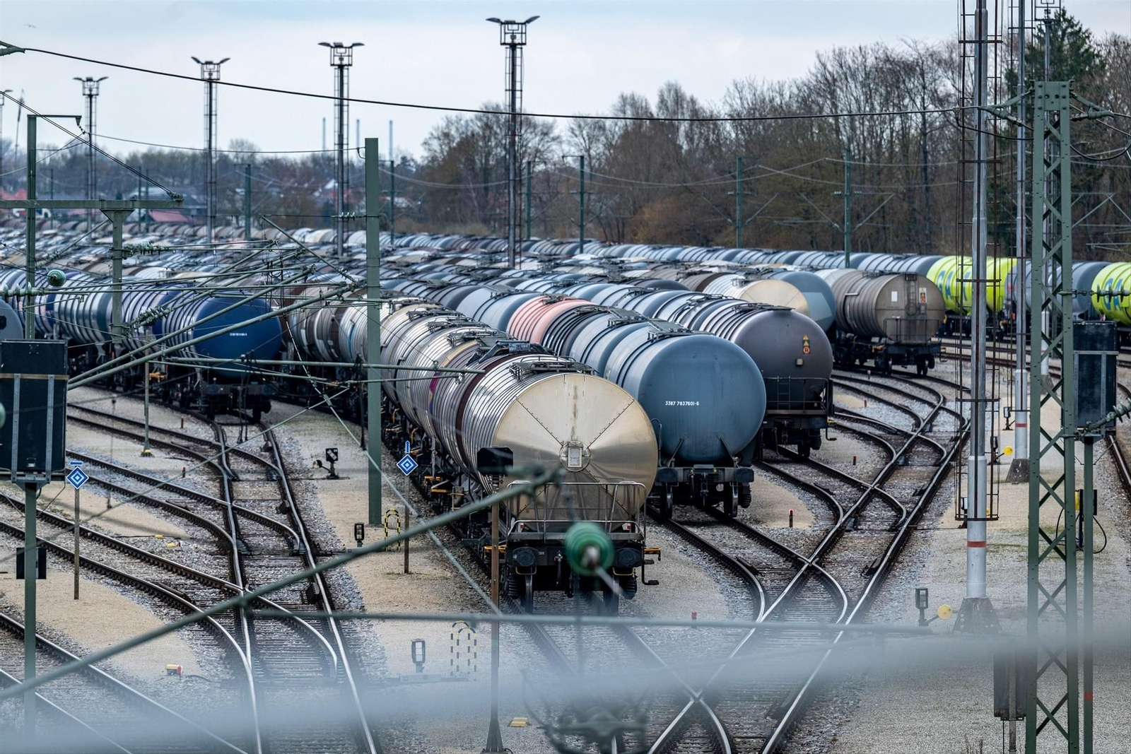 Vagones cisterna estacionados cerca de la refinería Bayernoil, en Alemania.