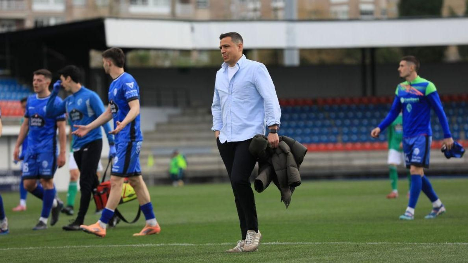 El técnico Dani Llácer durante un partido en el campo de O Couto.