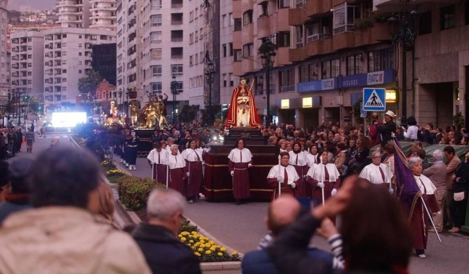 Tui recupera la visita a los monumentos y Cangas saca la Última Cena