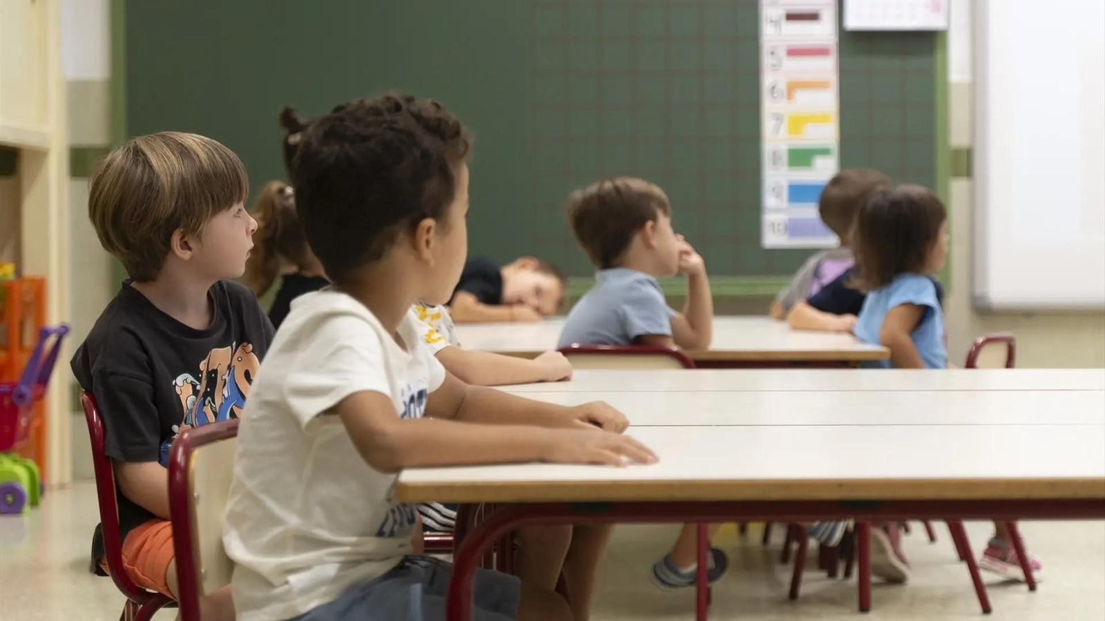 Alumnos atienden las explicaciones de su profesor en el aula.