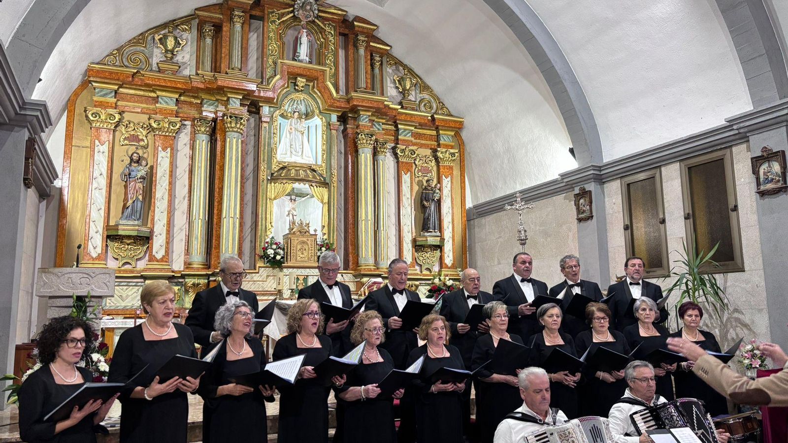 A Coral Albricias cantando no seu 38 aniversario.