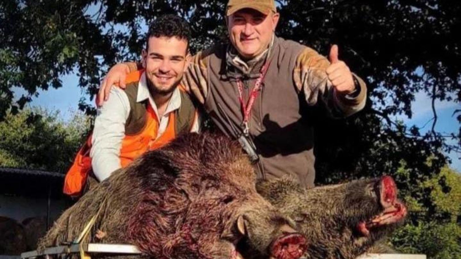Mateo González, cazador de 19 años, y su tío, Senén Ramos, el día que cazó un vakamulo de 147 kilos.