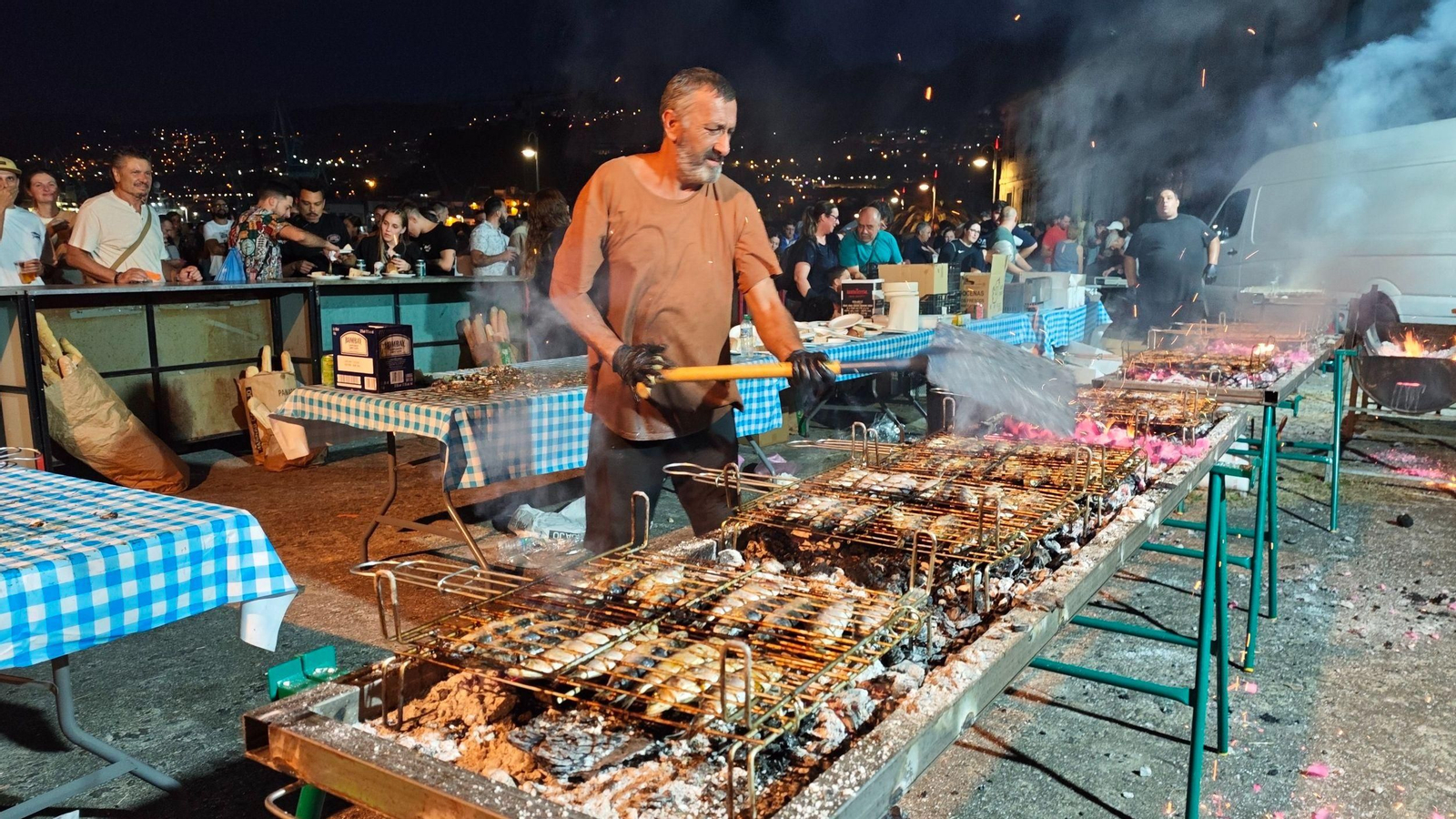 El olor a sardina invadió la noche de Vigo, con asadores en cada fiesta.