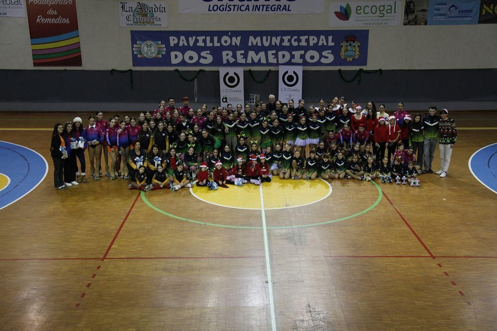 La foto grupal de las patinadoras del evento organizado por el Club Deportivo Ourela, entidad al que se añadieron el Escolas del Paco Paz, Bolboreta, Covela y Ritmia.