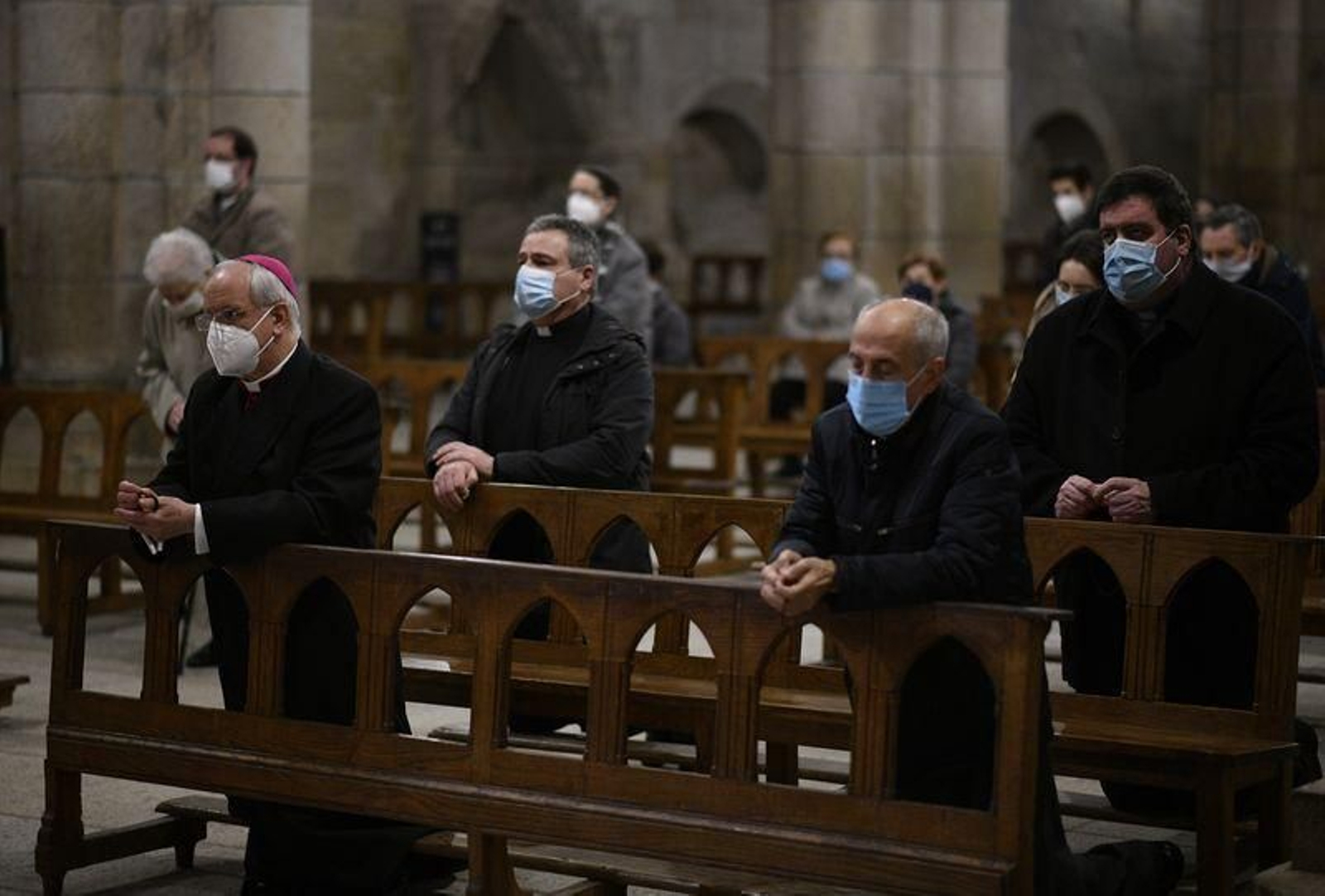 El obispo, José Leonardo Lemos, junto a otros fieles durante la jornada de ayuno (XESÚS FARIÑAS).